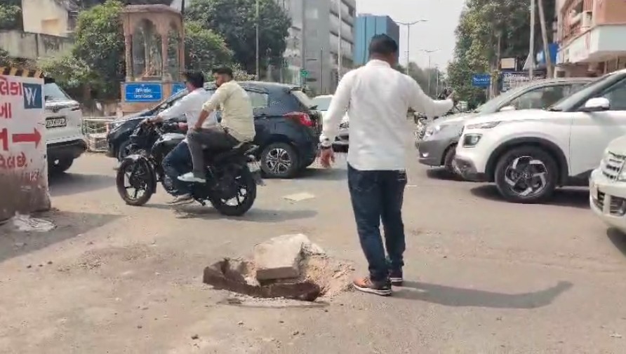 અકોટા હવેલી પાસે ગટરનું ઢાંકણું તૂટી જતા અનેક વાહન ચાલકો પડતા પડતાં બચ્યા