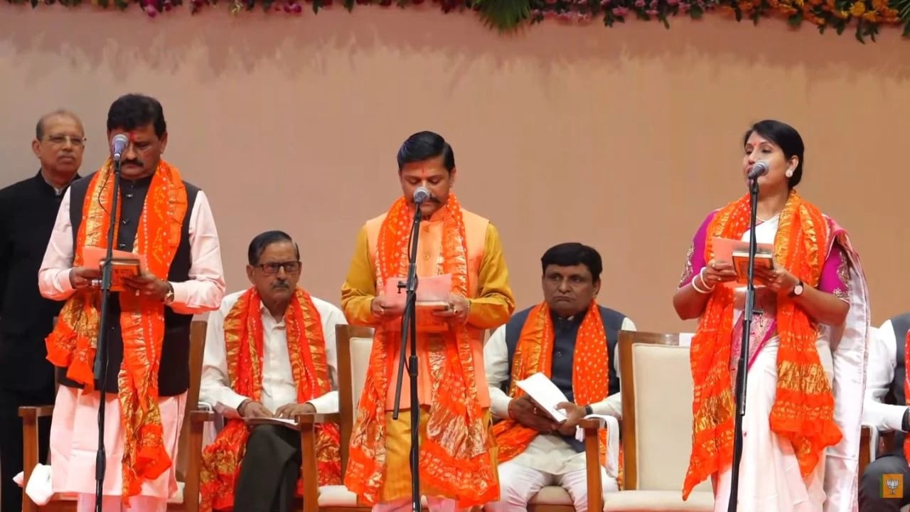 ફતેપુરાના ધારાસભ્ય રમેશ કટારાની શપથ વખતે મુંઝવણ, રાજ્યપાલે કહ્યું—પોતાનું નામ બોલો ને