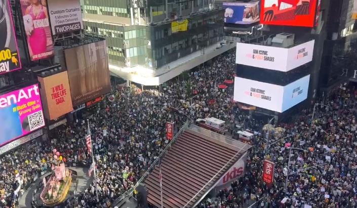 ડોનાલ્ડ ટ્રમ્પની સરમુખત્યારશાહી લોકશાહી વિરોધી ગતિવિધિઓ સામે દેશભરમાં વિરોધ