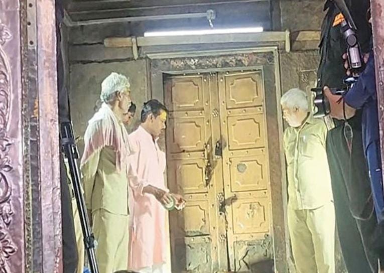 વિશ્વ પ્રસિધ્ધ બાંકેબિહારીના મંદિરમાં ૫૪ વર્ષ બાદ ખજાનાનો રુમ ધનતેરસના દિવસે ખોલવામાં આવ્યો