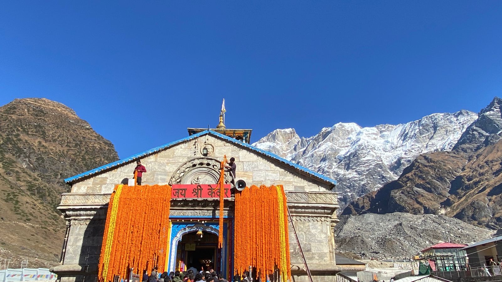 વડોદરાના શિવભક્તો દ્વારા કેદારનાથ મંદિરનો ભવ્ય ફૂલ શણગાર કરવામાં આવ્યો