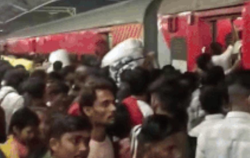 કામદારોની ભીડને કારણે સુરતના ઉધના રેલ્વે સ્ટેશન પરની બધી વ્યવસ્થાઓ ખોરવાઈ 
