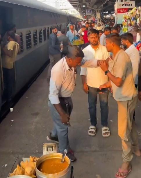 રેલવે સ્ટેશન પર પેમેન્ટ ફેલ થતા વિક્રેતાએ મુસાફરનો કોલર પકડી લીધો: મુસાફરે પોતાની ઘડિયાળ આપી દીધી
