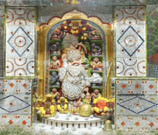 હનુમાનજીને સિલ્વર ડાયમંડ વાઘા પહેરાવવામાં આવ્યા