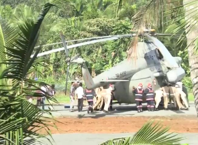 રાષ્ટ્રપતિનું હેલિકોપ્ટર લેન્ડ થયા બાદ હેલિપેડનો એક ભાગ ધસી પડ્યો  જવાનોએ તાત્કાલિક દોડી જઈને હેલિકોપ્ટરને ધક્કા મારીને બહાર કાઢ્યું