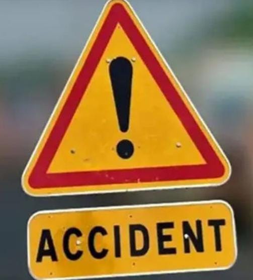 તેજ રફતાર કારે કાબૂ ગુમાવીને ઘરની બહાર બેઠેલા લોકોને કચડી નાખ્યા