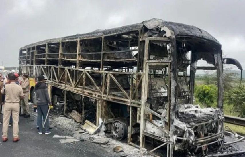 કુર્નૂલ બસ અગ્નિકાંડ : ૨૩૬ સ્માર્ટફોન અને એસીની બેટરીના કારણે 20નાં મોત 