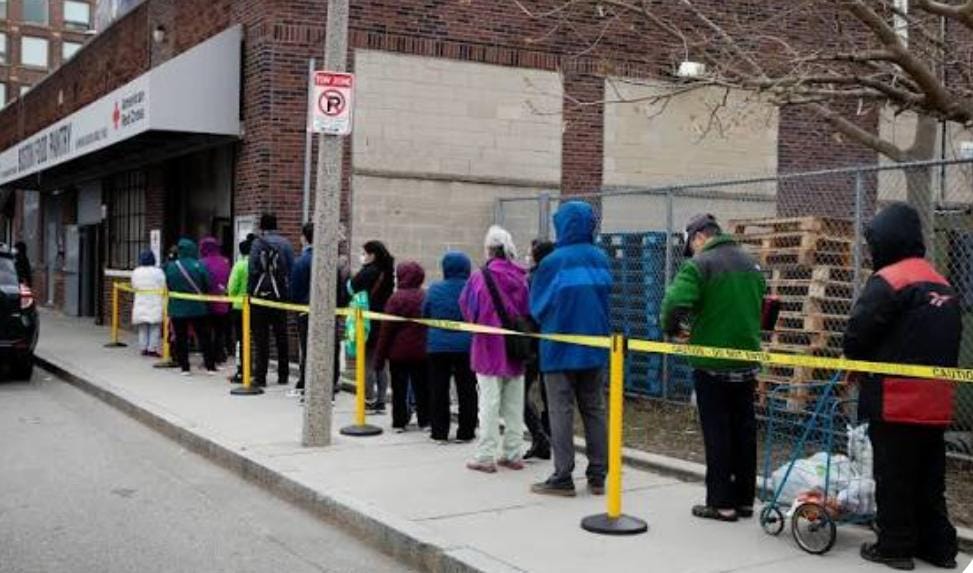 અમેરિકનોએ એક ટંકના ભોજન માટે ફૂડ બેન્કની બહાર લાઇન લગાવી