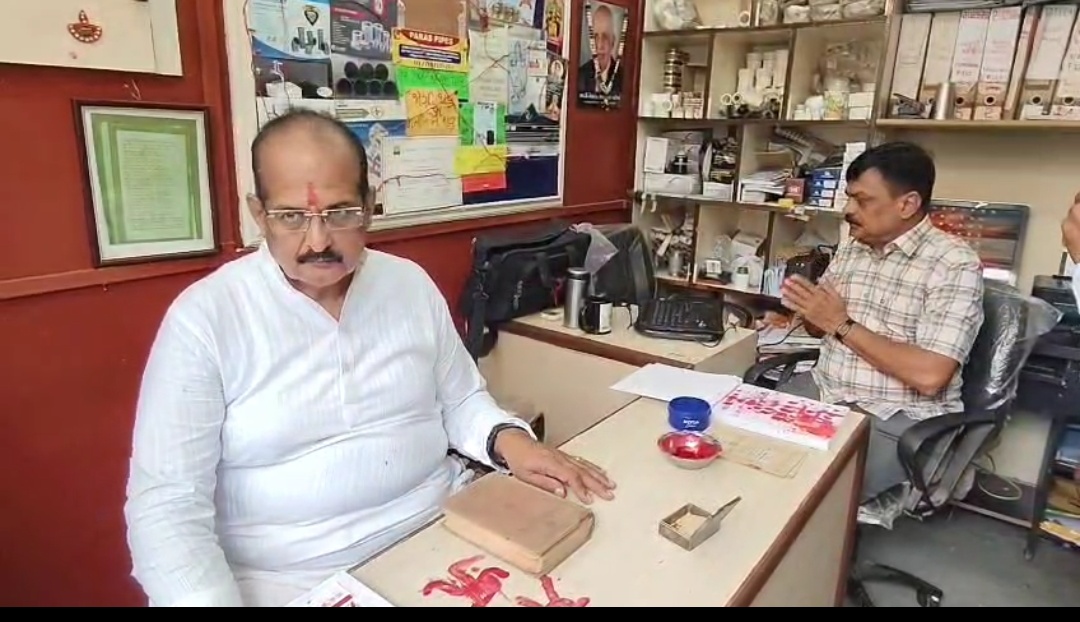 બજારોમા વેપારીઓએ પારંપરિક રીતે નવા વર્ષે વેપારની શરૂઆત કરી હતી