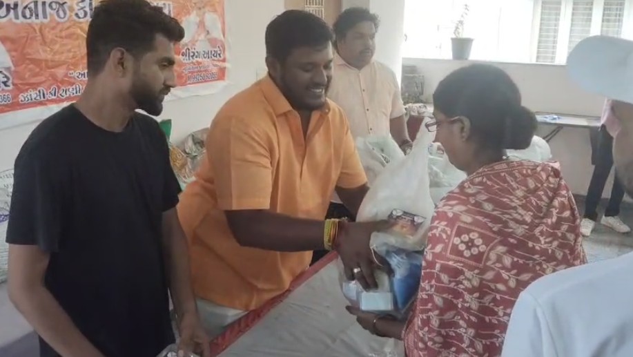 શ્રીરંગ રાજેશ આયરે દ્વારા સફાઈ કર્મચારીઓને અનાજ કીટનું વિતરણ કરવામાં આવ્યું