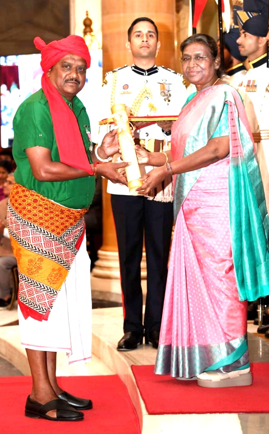 ૧૨ હજાર વર્ષ જૂની આદિવાસી ચિત્રકળા પીઠોરા આર્ટને નવી પેઢી સુધી જીવંત રાખતા કલાકાર પરેશ રાઠવા