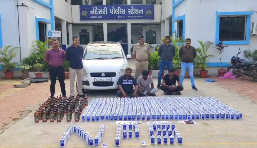 વિદેશી શરાબની હેરાફેરી કરતી કારને ઝડપી પાડીને ત્રણ આરોપીઓની ધરપકડ 