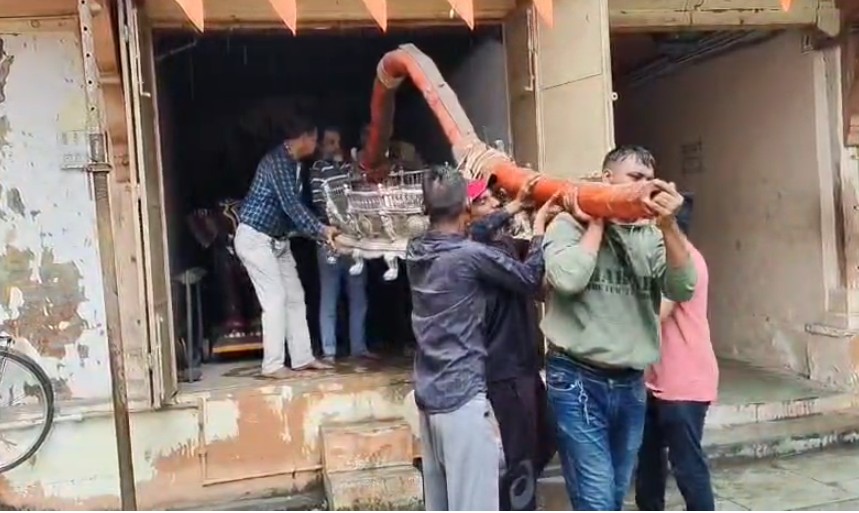 વિઠ્ઠલનાથજીના ૨૧૬ મો વરઘોડાને લઈ ચાંદીની પાલખી મંદિરમાંથી બહાર કાઢી સાફ કરી તૈયાર કરવામાં આવી    