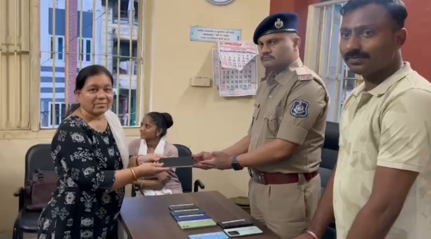 તેરા તુજકો અર્પણ કાર્યક્રમ હેઠળ 2.45 લાખની કિંમતના 17 જેટલા મોબાઈલ રાવપુરા પોલીસ દ્વારા મૂળ માલિકોને પરત સોંપવામાં આવ્યા