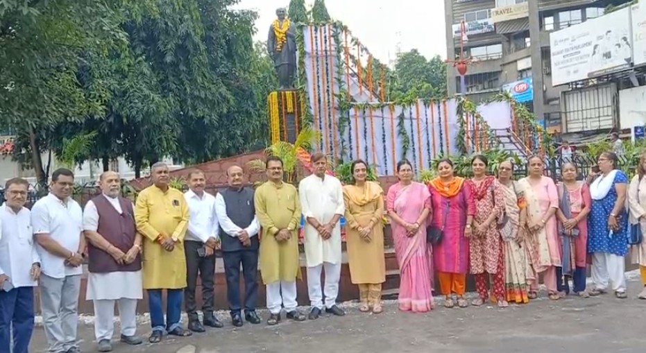 મહાનગરપાલિકા દ્વારા સરદાર વલ્લભભાઈ પટેલની પ્રતિમાને પુષ્પાંજલિ અર્પણ કરવામાં આવી 