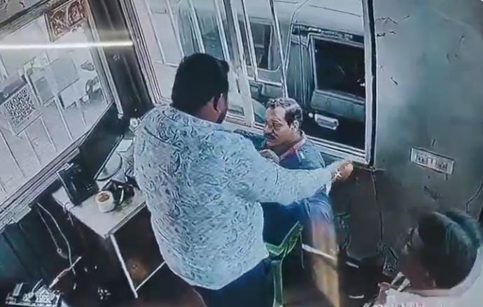 ભાજપ નેતા વિજુગૌડા પાટિલના પુત્ર સમર્થ ગૌડાની ટોલ બુથના કર્મચારીઓ પર દાદાગીરી 