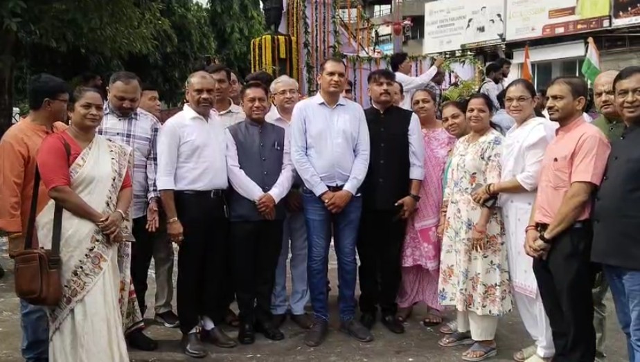 સરદારધામ અને પાટીદાર દ્વારા સરદાર વલ્લભભાઈ પટેલની પ્રતિમાને હાર અર્પણ કરી પુષ્પાંજલિ અર્પણ કરવામાં આવી