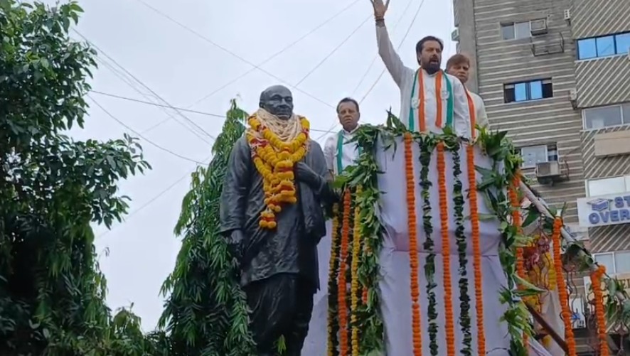 શહેર કોંગ્રેસ સમિતિ દ્વારા સરદાર વલ્લભભાઈ પટેલની પ્રતિમાને પુષ્પાંજલિ અર્પણ કરવામાં આવી