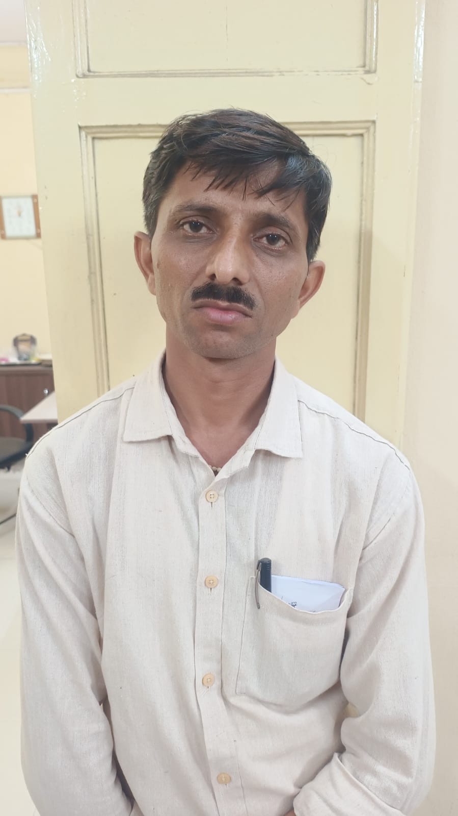 નકલી પોલીસ બની ફરતો શખ્સ અસલી પોલીસના હાથે ઝડપાયો