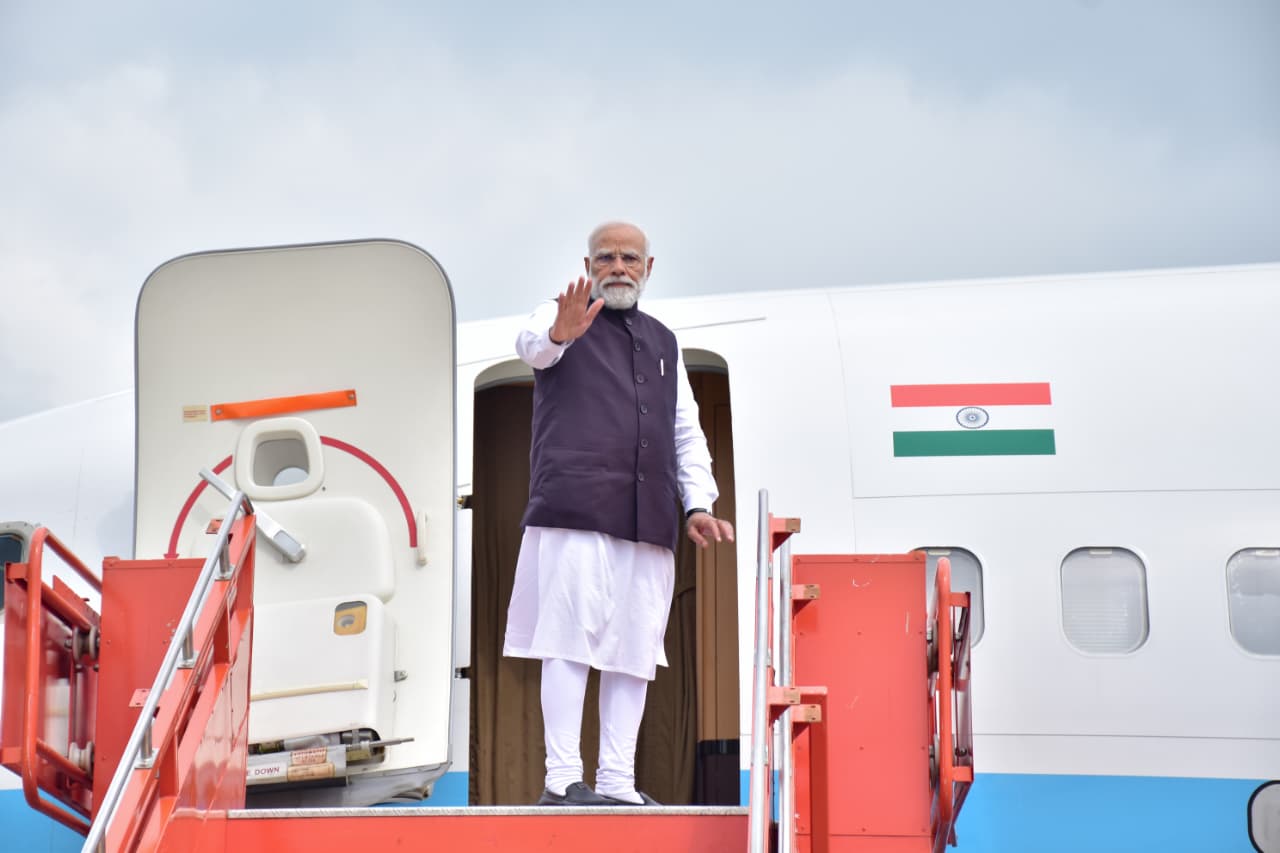 વડાપ્રધાન નરેન્દ્ર મોદીને વડોદરા એરપોર્ટથી અપાઈ વિદાય