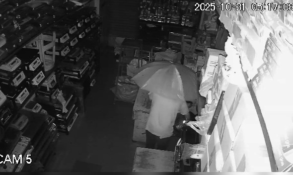 તસ્કરે છત્રીના સહારે દુકાનમાં પ્રવેશી 70 હજાર ઉપરાંત થી વધુની રકમની ચોરી કરી 