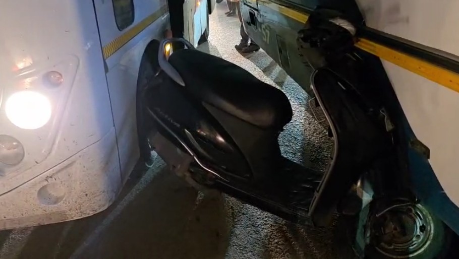 ખાનગી ટ્રાવેલ્સની બસ અને વીટકોસ બસની વચ્ચે એક્ટિવા ચાલક ફસાયો 