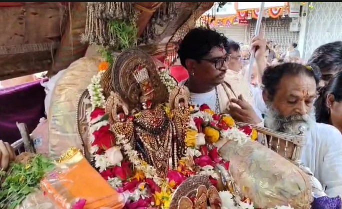 ભગવાન વિઠ્ઠલનાથજીનો ઐતિહાસિક વરઘોડો આન બાન અને શાન સાથે નિકળ્યો.