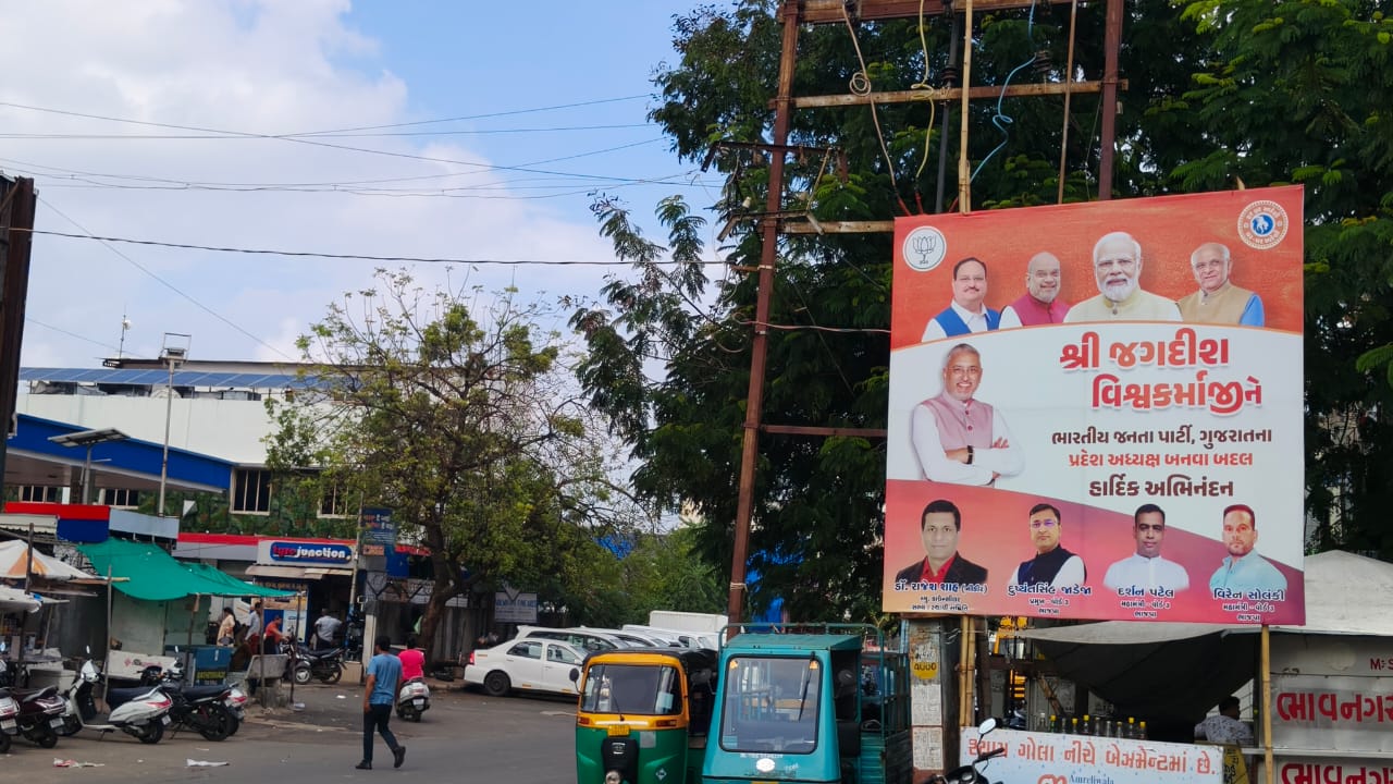 હોર્ડિગ્સ ફ્રી સિટી માત્ર કાગળ ઉપર : પાલિકાના નિયમો સામે રાજકીય મનમાની ખુલ્લેઆમ