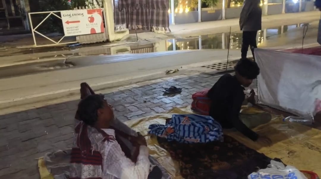 શહેરને ભિક્ષુક મુક્ત બનાવવાની દિશામાં પાલિકા તંત્ર દ્વારા રાત્રે શહેરના બ્રિજ નીચેથી શ્રમજીવીઓને ગાડીમાં રૈનબસેરા ખાતે ખસેડવામાં આવ્યા