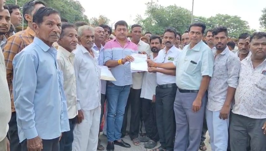 ખેડૂતોના પાકના નુકસાનના વળતર માટે વાઘોડિયાના ધારાસભ્યને આવેદનપત્ર આપી રજૂઆત કરી