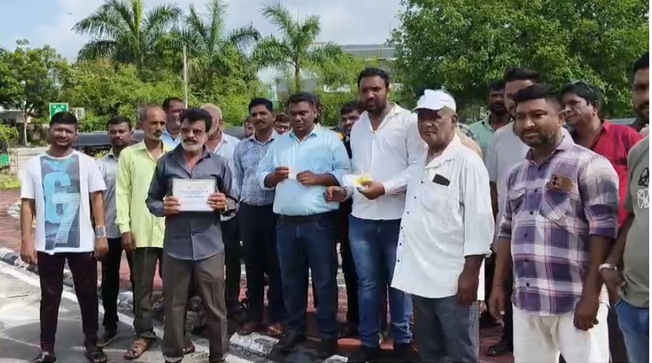 એરપોર્ટ પરિસરમાં ઓટો રીક્ષાનાં પ્રવેશવા માટે પ્રતિબંધ મૂકવામાં આવતા રીક્ષા ચાલકો દ્વારા વિરોધ નોંધાવવામાં આવ્યો