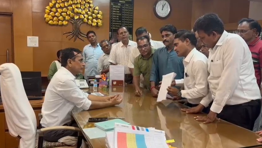 વણકર સેવા સમાજ ટ્રસ્ટ દ્વારા એડિશનલ કલેકટરને આવેદનપત્ર આપ્યું