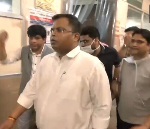 મુસાફર બસ ખીણમાં ખાબકતા બે મહિલાઓ સહિત ત્રણ લોકોના મોત: 38 અન્ય લોકો ઘાયલ