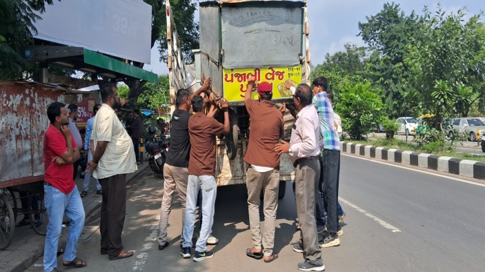 વડોદરામાં દબાણ વિરૂદ્ધ ખુબજ કડક કાર્યવાહી દબાણ ટીમ દ્વારા વિવિધ વિસ્તારોમાં દબાણો દૂર કરવા અભિયાન
