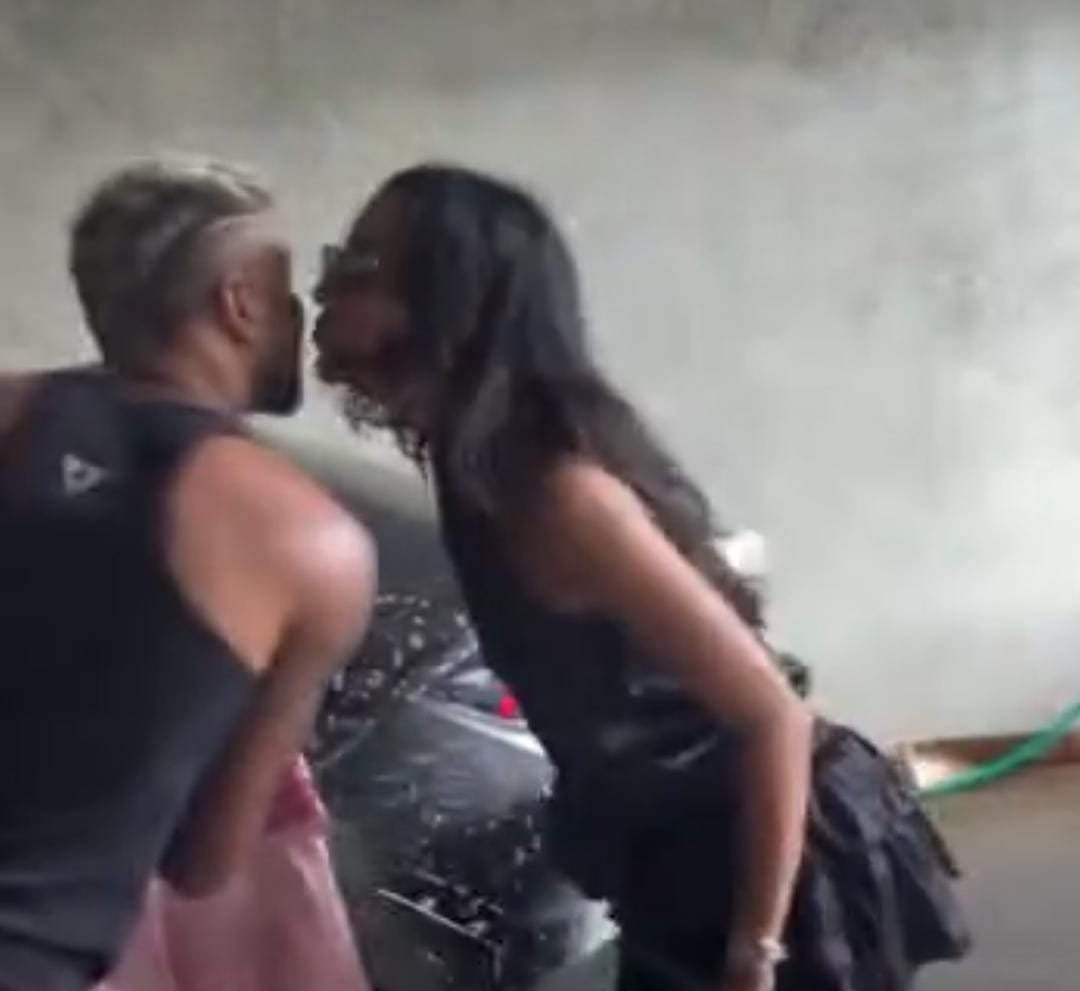 હાર્દિક-માહિકાનો બીચ રોમાન્સ જોરદાર વાઇરલ: વેકેશનમાં પંડ્યા લેમ્બોર્ગિની ધોતાં-ધોતાં રોમેન્ટિક થયો, માહિકાએ કિસ કરી