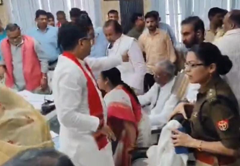 કાનપુર દેહાતમાં ભાજપના સાંસદ ભોલે સિંહ અને પૂર્વ સાંસદ અનિલ શુક્લા બેઠકમાં ઝગડ્યા