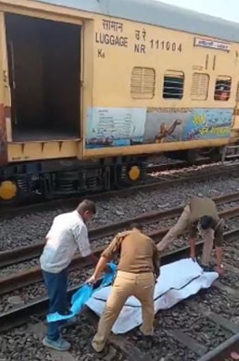 કાર્તિક પૂર્ણિમાના ગંગા સ્નાન માટે જતા શ્રદ્ધાળુઓ કાલકા હાવડા એક્સપ્રેસ ટ્રેન નીચે કચડાઈ ગયા 