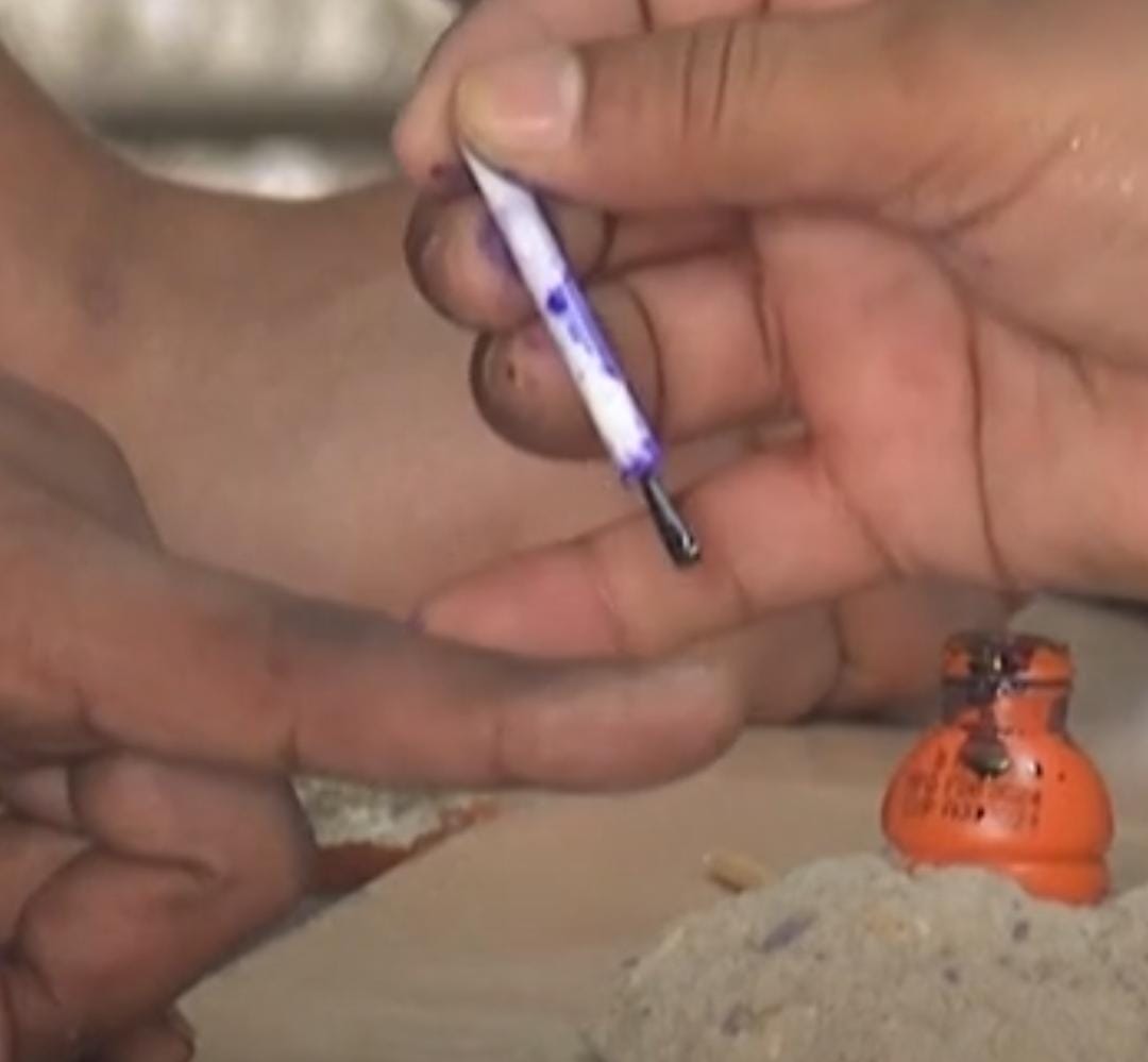 બિહારમાં ઘણા જિલ્લામાં EVM ખોટકાયા ભડકેલા મતદારોનો વોટ ચોરીનો સૂત્રોચ્ચાર 