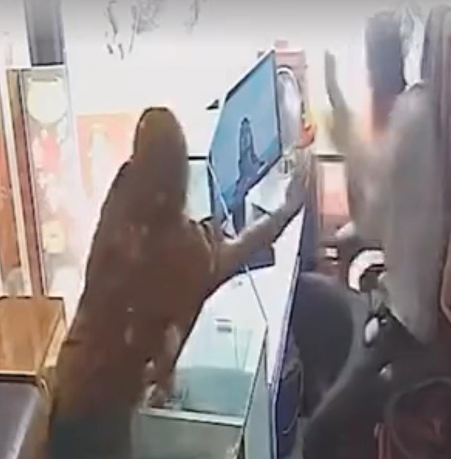 ચોરી કરવા આવેલી મહિલાને એક બાદ એક ધડાધડ 17 લાફા ઝીંકી દીધા: હાથમાં રહેલા મરચાનો પાવડર સોનીની આંખમાં નાખવાનો પ્રયાસ