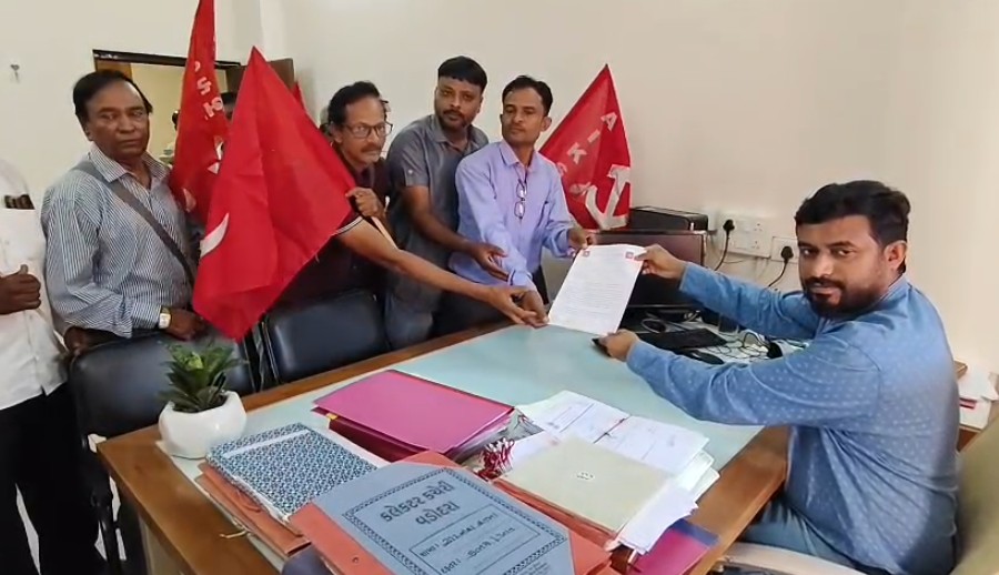 ગુજરાત કિશાન સભા દ્વારા માવઠા મોસમ કારણે પાક નુકસાનીને લઈને રાહત પેકેજ જાહેર કરવામાં તેવી માંગ સાથે જીલ્લા કલેકટરને આવેદનપત્ર