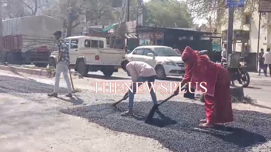 રાજ્યપાલ આચાર્ય દેવવ્રતનાં આગમનને પગલે પાલિકા દ્વારા ખાડા પુરાણ અને રસ્તો બનાવવાનું કામ ચાલુ કર્યું