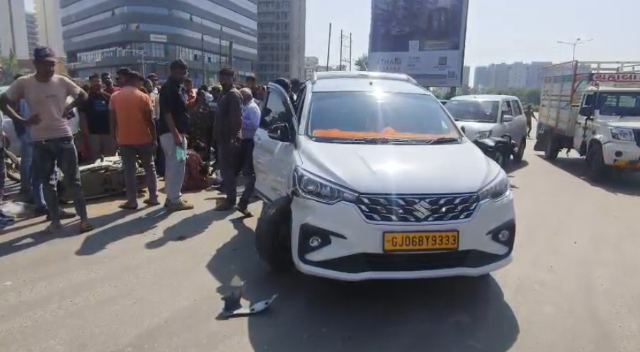 અરટિકા કાર ચાલકે એકટીવા ચાલક દંપતિને અડફેટે લેતા અકસ્માત સર્જાયો 