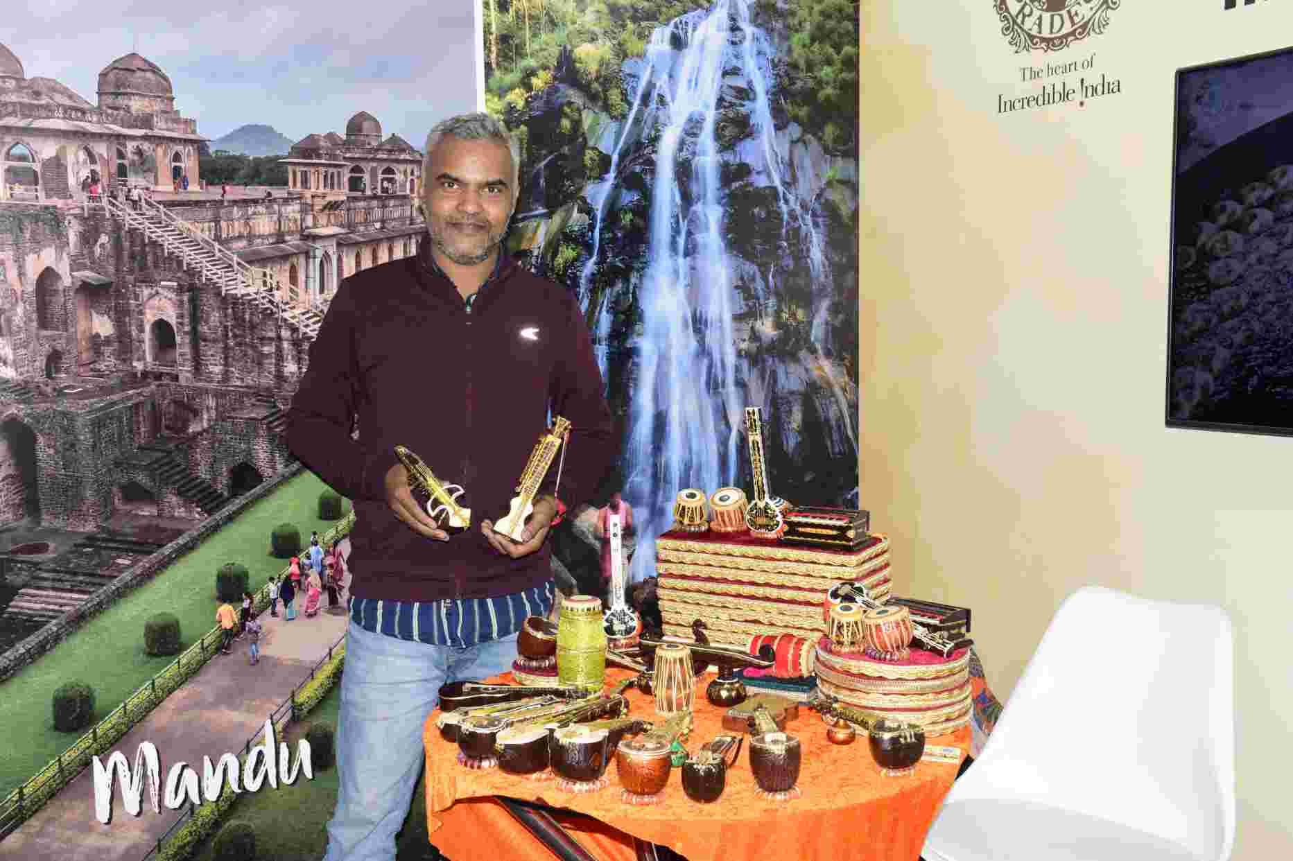 વેસ્ટ મટિરિયલમાંથી સંગીતના પ્રતિરૂપ વાદ્યો બનાવી આત્મનિર્ભર બન્યા કલાકાર રાહુલ શ્રીવાસ