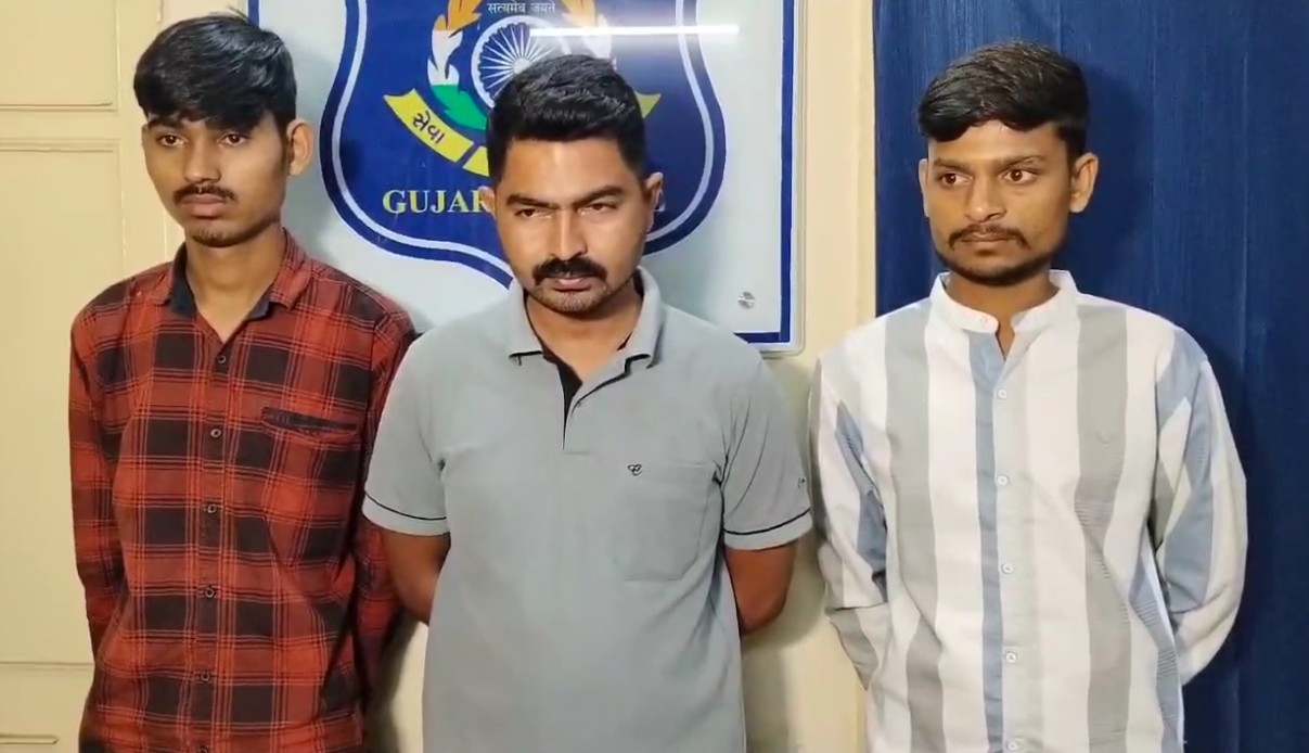 પોલીસ કોન્સ્ટેબલે એક યુવકની મોપેડ સળગાવી તેને માર માર્યો