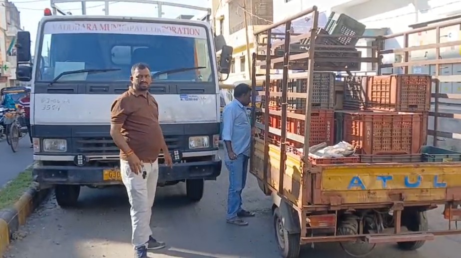 દબાણ શાખાની ટીમ ખંડેરાવ માર્કેટ પાસે ત્રાટકતા ફૂટની લારીઓ વેરાઈ માતા ચોકમાં ભાગ્યા