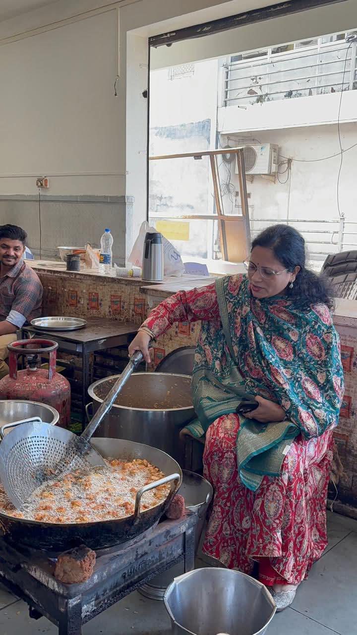 સસ્તી લોકપ્રિયતા માટે મહિલા મંત્રીએ ભજીયા પણ તળવા પડે