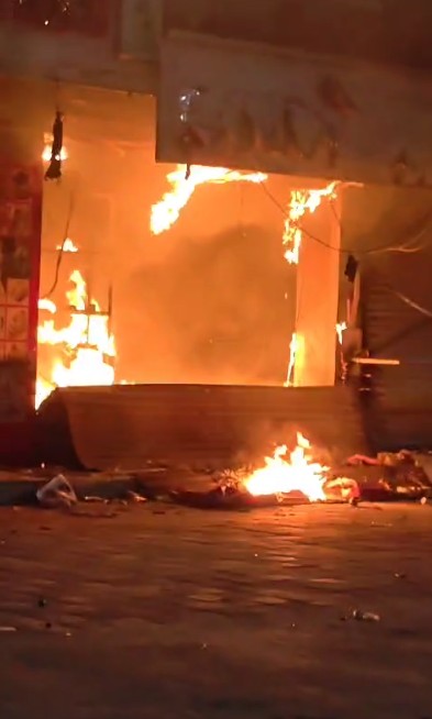 કોયલી સાગર પ્લાઝા કોમ્પ્લેક્સમાં આવેલ બંસલ મેડિકલ સ્ટોર આગમાં બળી ને ખાખ