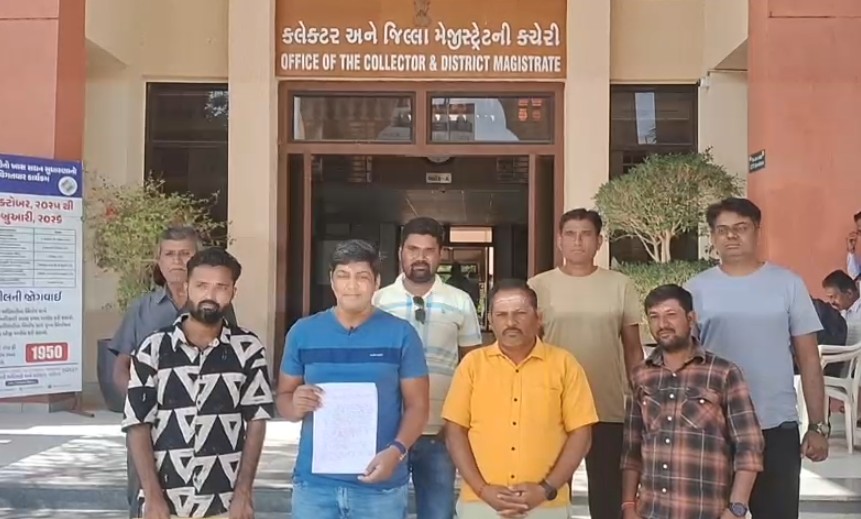 રોડની દુર્વસ્થા અંગે જીલ્લા કલેકટર અનિલ ધમેલિયાને આવેદનપત્ર આપી રજૂઆત