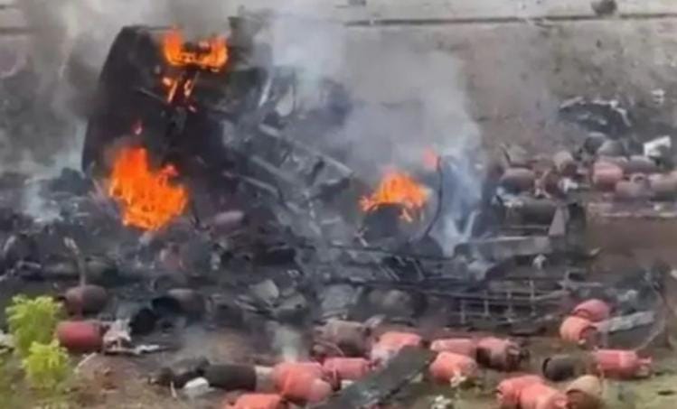 તમિલનાડુમાં ગેસ સિલિન્ડર ભરેલ ટ્રક પલટ્યો, બાટલાઓ ફાટતાં મચી અફરાતફરી