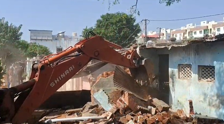 વોર્ડ 8 ના 18 મીટરના રોડ લાઇન આવતા 37 જેટલા કાચા પાકા મકાનના દબાણ દૂર કરવાની કામગીરી હાથ ધરવામાં આવી 